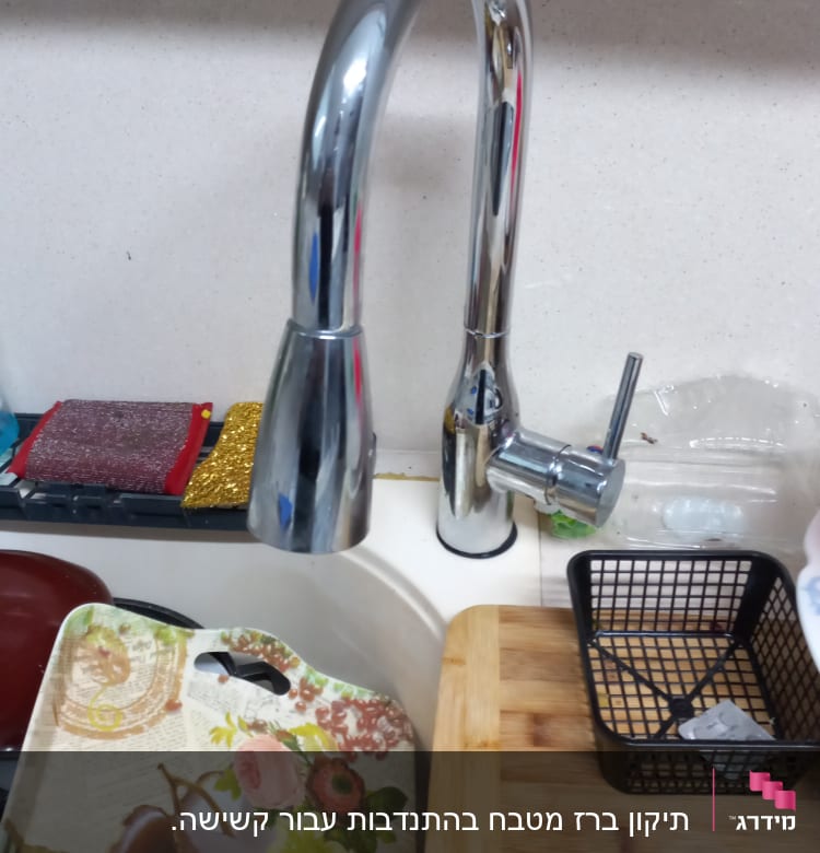 ברז מטבח כסוף עם ידית הפעלה
